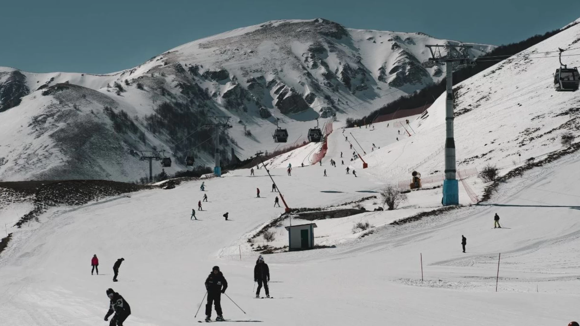 Si torna a sciare sulle montagne del Consorzio Ski Pass Alto Sangro. Aprono domani il campo scuola alla stazione Aremogna e alla Stazione di Monte Pratello.